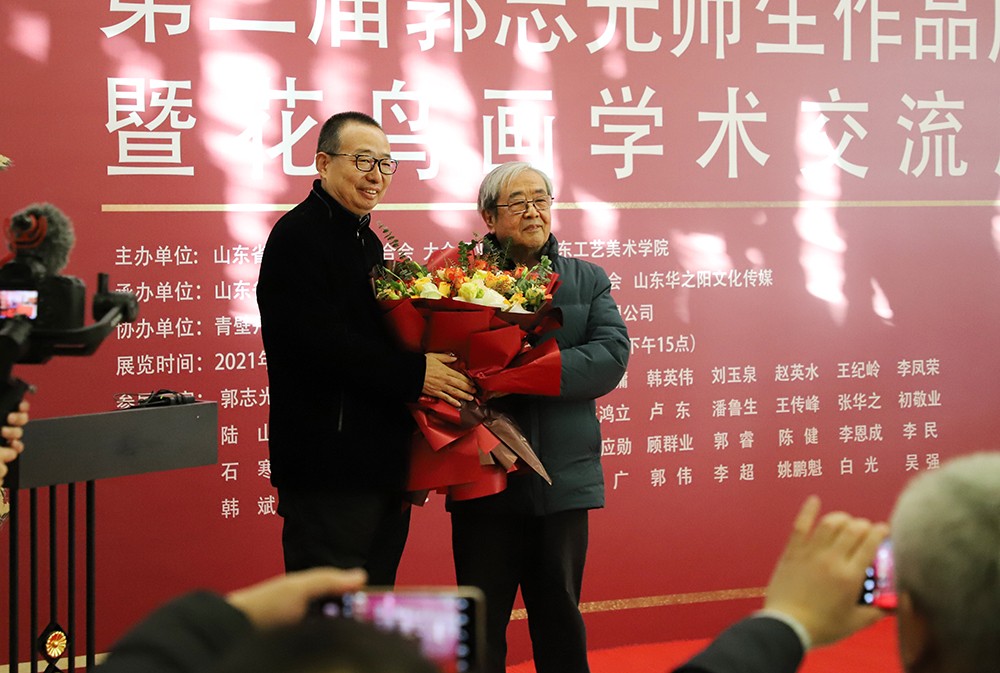潘鲁生向郭志光献花致敬.JPG